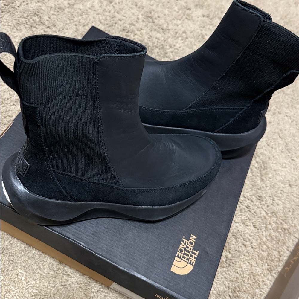 The North Face Womens Halseigh brand new Leather boots.Highly recommended